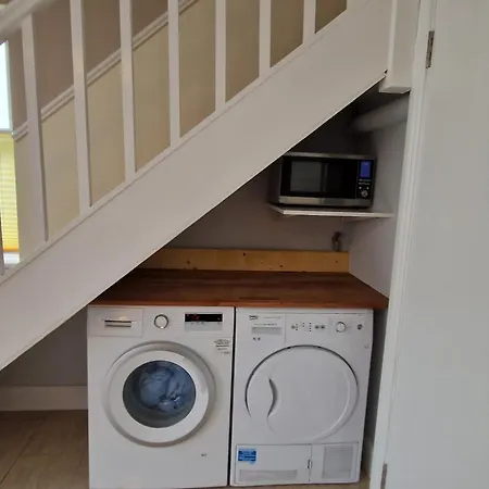 Rest And Recharge At 12 Glen Clifden