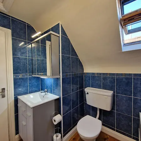 Rest And Recharge At 12 Glen Clifden