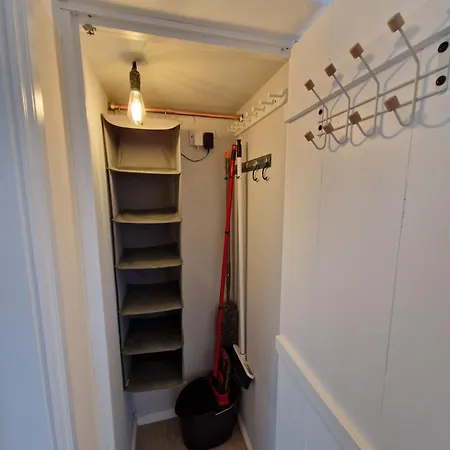 Rest And Recharge At 12 Glen Nyaraló